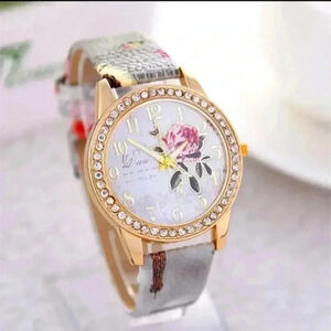 Rose Pattern Fashion Pointer Wrist Quartz WatchWith Leather Strap Ladies..NWT